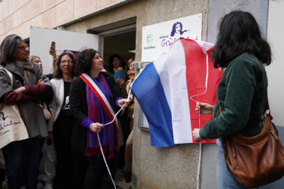 Inauguration de l'Espace Gisèle Halimi où la Maire dévoile la plaque. - Agrandir l'image, fenêtre modale