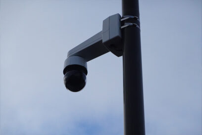 Une caméra de vidéo-protection sur un mât. - Agrandir l'image, fenêtre modale