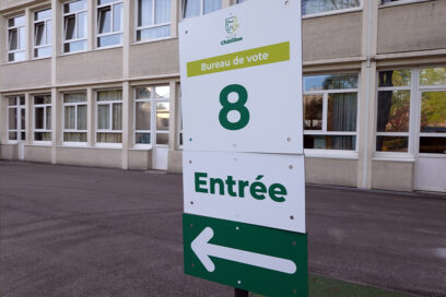 Entrée du bureau de vote numéro 8 avec un panneau indiquant le numéro du bureau et une flèche vers la gauche pour l'entrée. - Agrandir l'image, fenêtre modale
