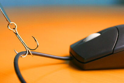 Une sourie d'ordinateur attrapée par un hameçon. - Agrandir l'image, fenêtre modale