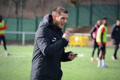 Florian Mulot à l'entrainement avec un sifflet à la main. - Agrandir l'image, fenêtre modale
