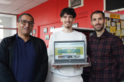 Les agents de l'OMEPS tiennent un ordinateur portable pour présenter le nouveau site internet de l'association. - Agrandir l'image, fenêtre modale