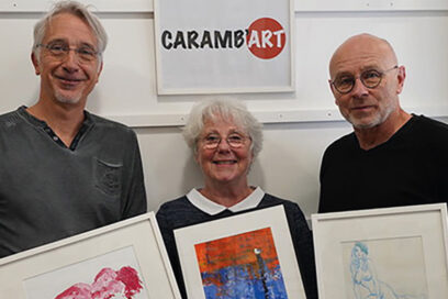 Les trois initiateurs de la nouvelle association Caramb'Art portant des tableaux. - Agrandir l'image, fenêtre modale