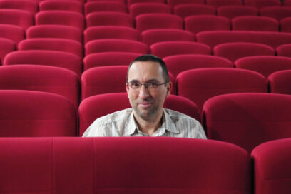 Jean-Philippe Gunet au milieu des sièges rouge du cinéma de Châtillon. - Agrandir l'image, fenêtre modale