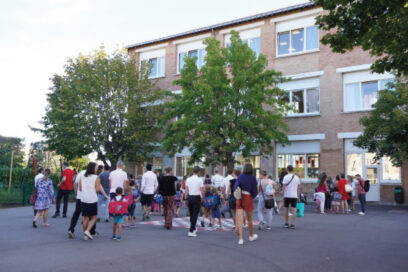 Photo de la rentrée scolaire 2023/2024. Des enfants, accompagnées de leurs parents sont dans la cour d'une école. - Agrandir l'image, fenêtre modale