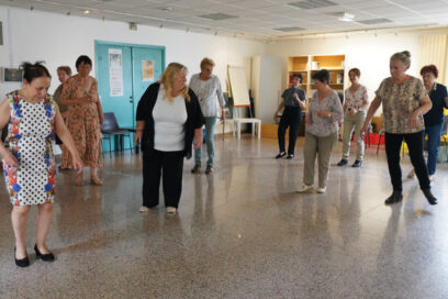 Les adhérents de la Maison des Seniors lors d'un cours de danse. - Agrandir l'image, fenêtre modale