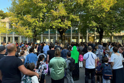 Rassemblement des parents d'élèves lors d'un rassemblement pour s'opposer à une fermeture de classe. - Agrandir l'image, fenêtre modale