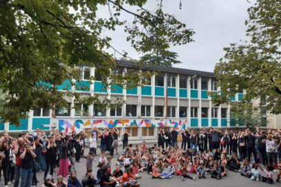 Rassemblement des parents d'élèves lors d'un rassemblement pour s'opposer à une fermeture de classe. - Agrandir l'image, fenêtre modale