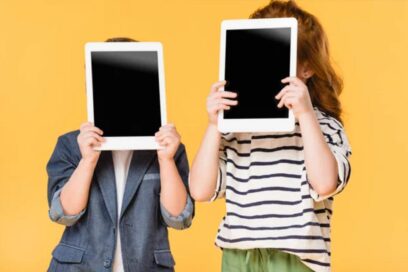 deux enfants qui se cachent derrière leur tablette - Agrandir l'image, fenêtre modale