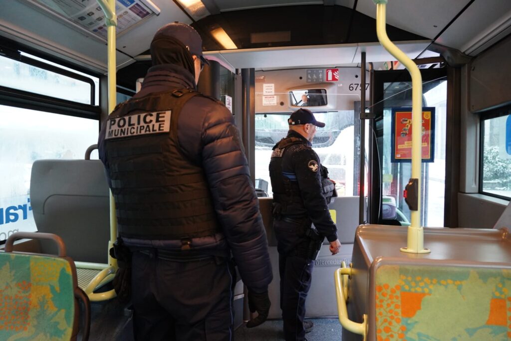 Deux policiers municipaux dans un bus de la RATP. - Agrandir l'image, fenêtre modale