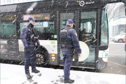 Deux agents de la Police municipale montant dans la bus. A l'extérieur il neige et le sol et blanc. - Agrandir l'image, fenêtre modale