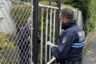 policiers porte à porte - Agrandir l'image, fenêtre modale