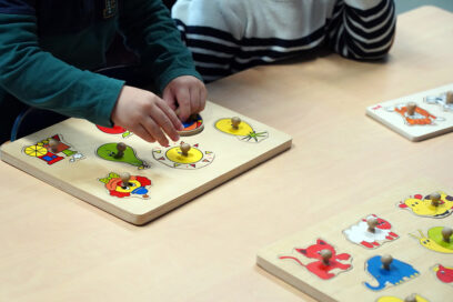 Des enfants jouant avec des jeux en bois dans une crèche municipale. - Agrandir l'image, fenêtre modale