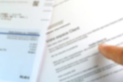 Une facture et un courrier d'EDF montrés du doigt. - Agrandir l'image, fenêtre modale