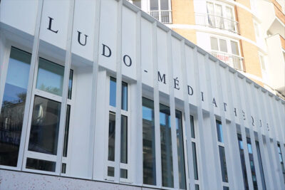 La façade de la Ludo-Médiathèque. Un mur blanc avec écrit "Ludo-Médiathèque" - Agrandir l'image 1 sur 12, fenêtre modale