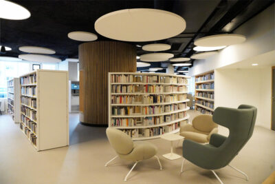 Une pièce de la Ludo-Médiathèque avec des étagères et des fauteuils.  - Agrandir l'image 3 sur 12, fenêtre modale