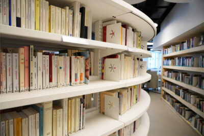 Un rayonnage de livres de la Ludo-Médiathèque. - Agrandir l'image 4 sur 12, fenêtre modale