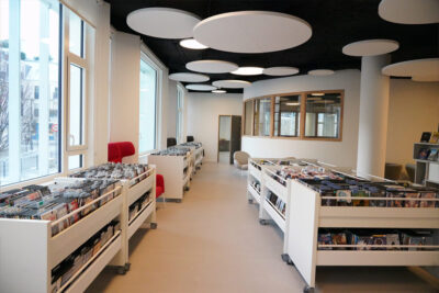 Des rayonnages de CD et de DVD à la Ludo-Médiathèque. - Agrandir l'image 5 sur 12, fenêtre modale