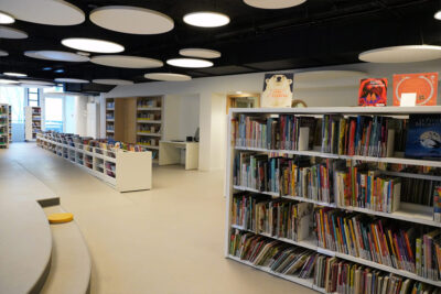 Des rayonnages de livres de la Ludo-Médiathèque. - Agrandir l'image 9 sur 12, fenêtre modale