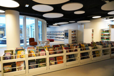 Des rayonnages de livres pour enfants de la Ludo-Médiathèque. - Agrandir l'image 10 sur 12, fenêtre modale