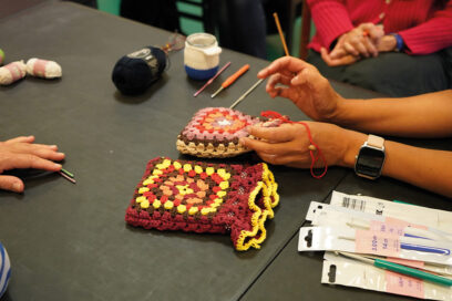 Une photo avec des personnes faisant du crochet. - Agrandir l'image, fenêtre modale