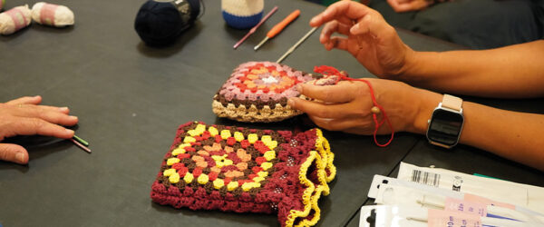 Une photo avec des personnes faisant du crochet.