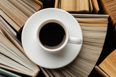 Un bol de café entouré de livres. - Agrandir l'image, fenêtre modale