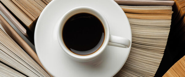 Un bol de café entouré de livres.