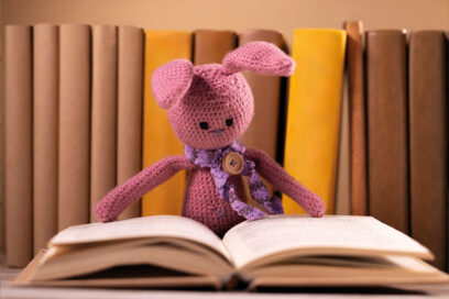 Une peluche mignone qui lit un gros livre. - Agrandir l'image, fenêtre modale