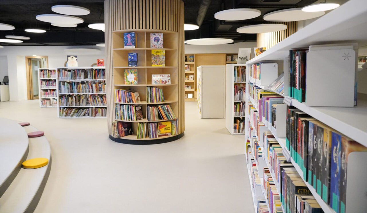 Photo de la Ludo-Médiathèque avec ses rayonnages de livres.
